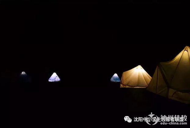 星空列车与白的旅行百科：沉浸式知识探索，让学习变快乐旅程