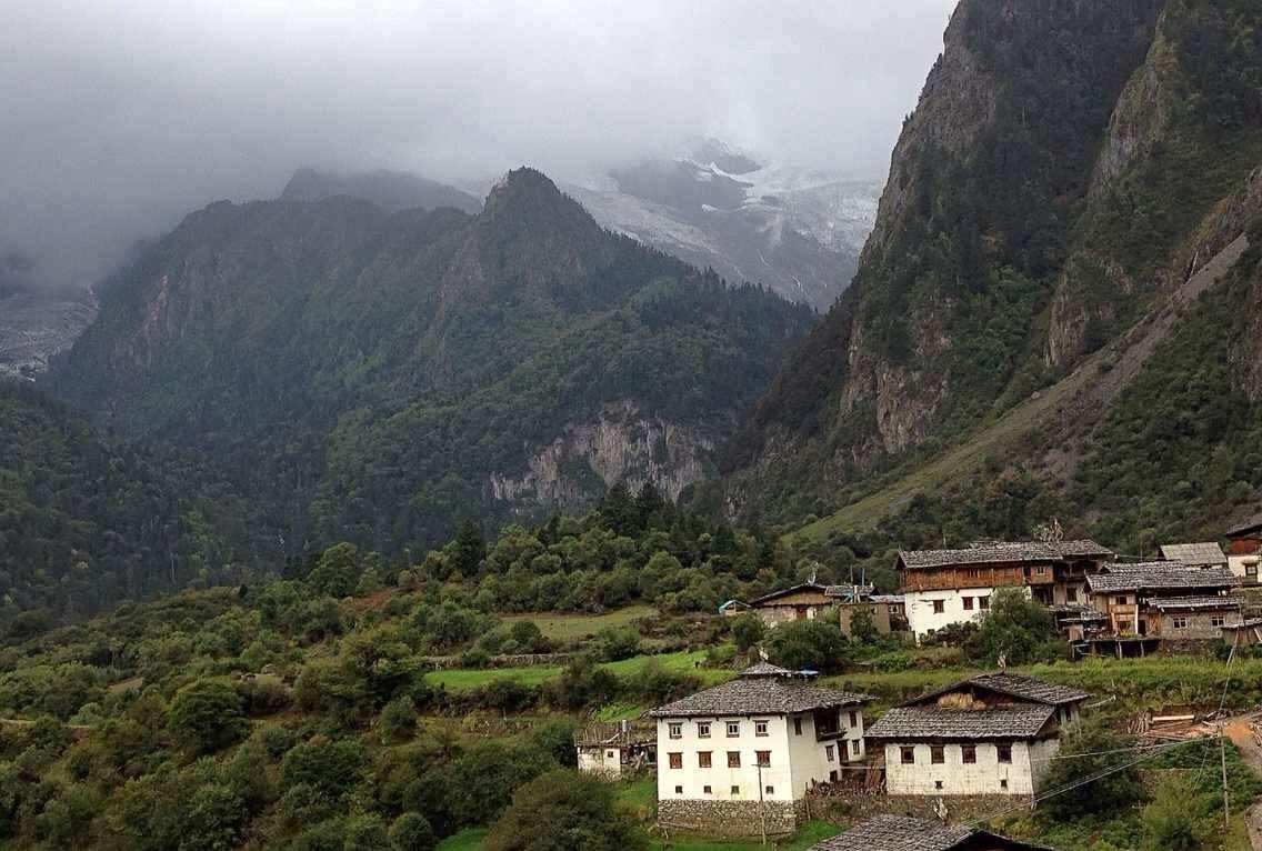 旅行小多的最新视频带你解锁云南雨崩村秘境徒步攻略，避开人潮享受绝美风光